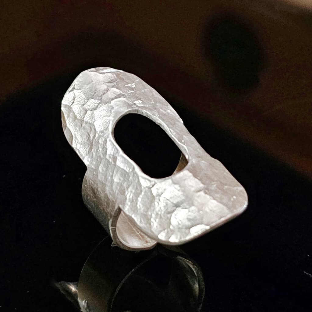 Anillo ESCUDO Calado Martele